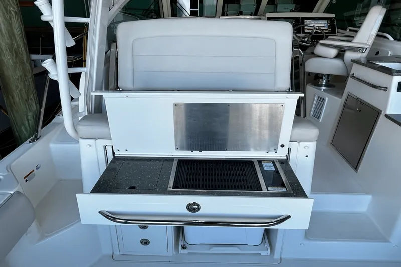Slide: The Image of Boston Whaler 345 CONQUEST 2018 - 21