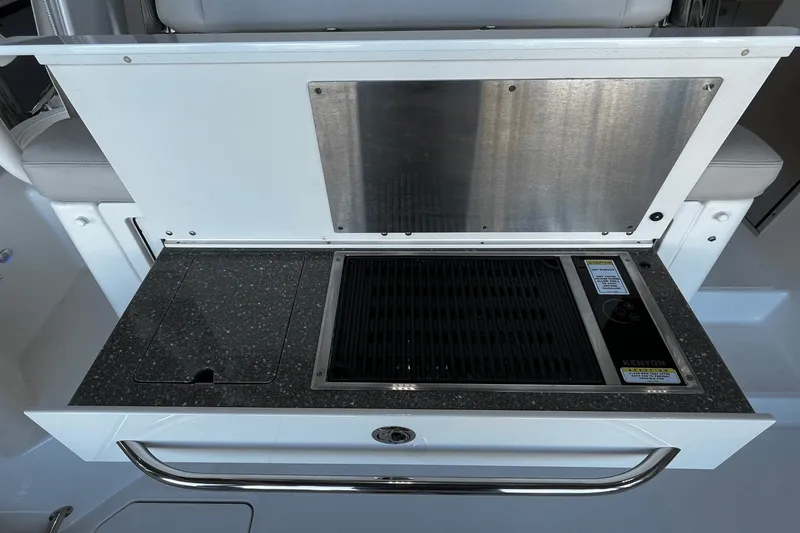 Slide: The Image of Boston Whaler 345 CONQUEST 2018 - 22