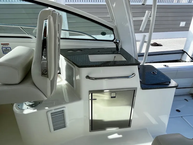 Slide: The Image of Boston Whaler 345 CONQUEST 2018 - 24