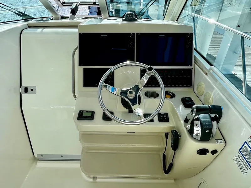 Slide: The Image of Boston Whaler 345 CONQUEST 2018 - 25