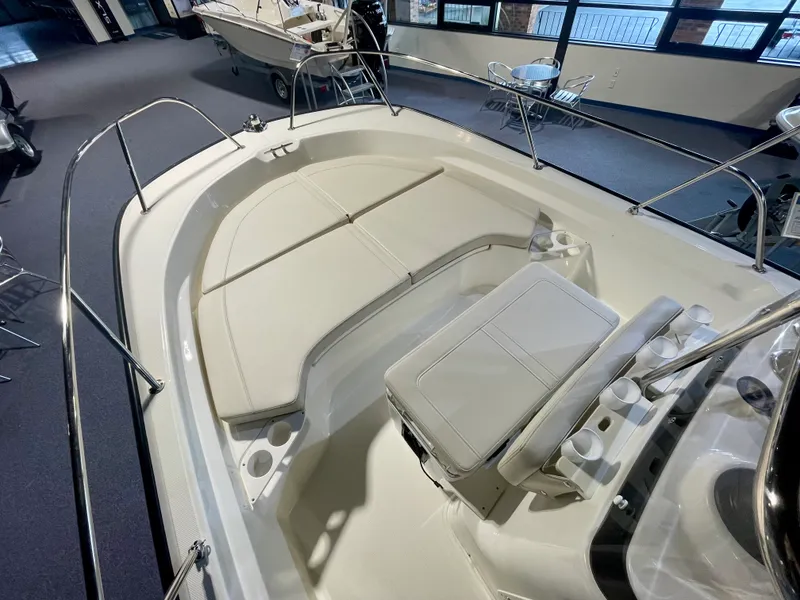 Slide: The Image of Boston Whaler 190 Montauk 2026 - 10