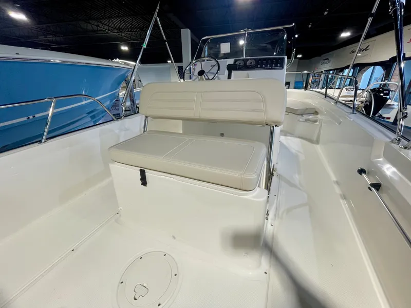 Slide: The Image of Boston Whaler 190 Montauk 2026 - 4