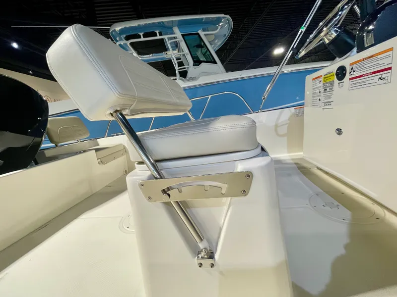 Slide: The Image of Boston Whaler 190 Montauk 2026 - 5