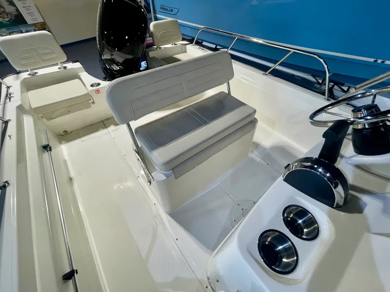 Slide: The Image of Boston Whaler 190 Montauk 2026 - 6