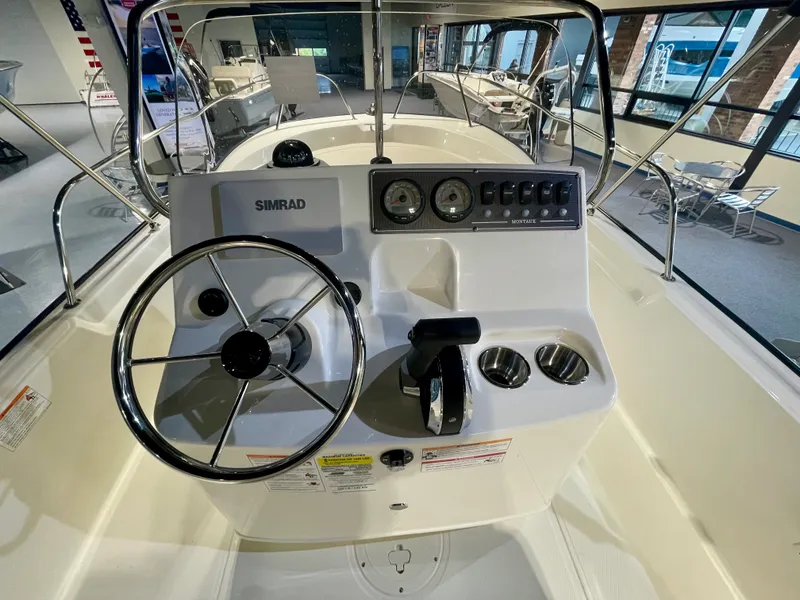 Slide: The Image of Boston Whaler 190 Montauk 2026 - 7