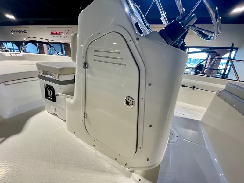 Slide: The Image of Boston Whaler 190 Montauk 2026 - 9