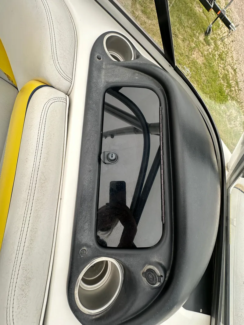 Slide: The Image of 2006 Tigé 22VE/SK boat interior console with cup holders. - 26