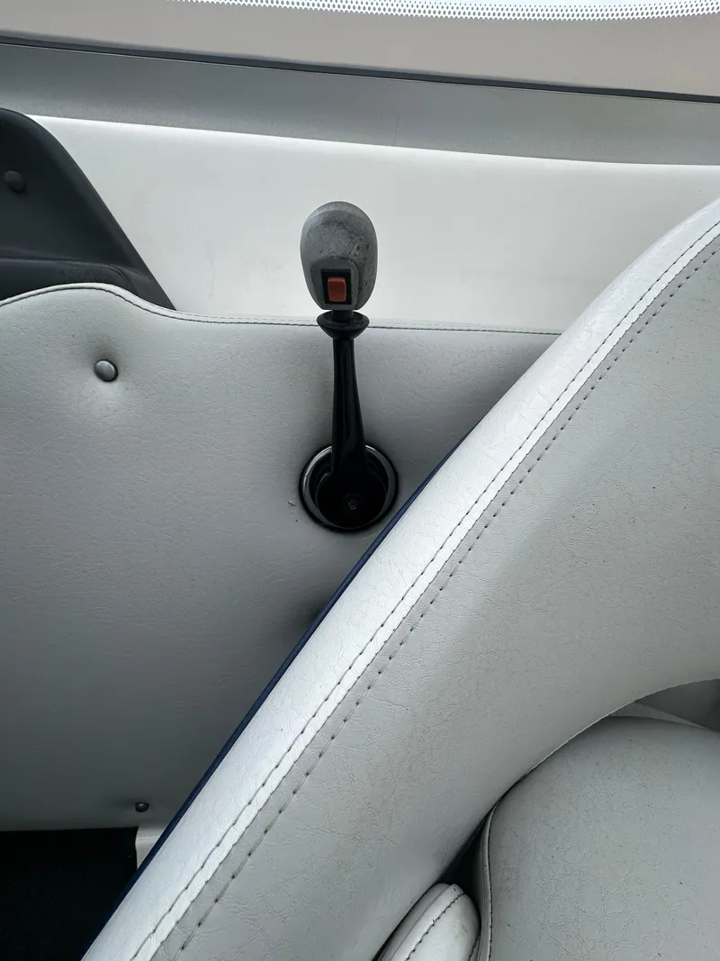 Slide: The Image of 2006 Tigé 22VE/SK STOCK#19026 boat interior throttle control. - 29