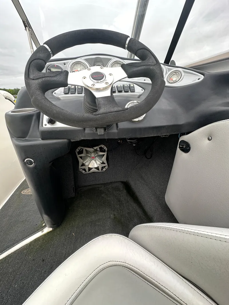 Slide: The Image of 2006 Tigé 22VE/SK boat dashboard and steering wheel. - 31