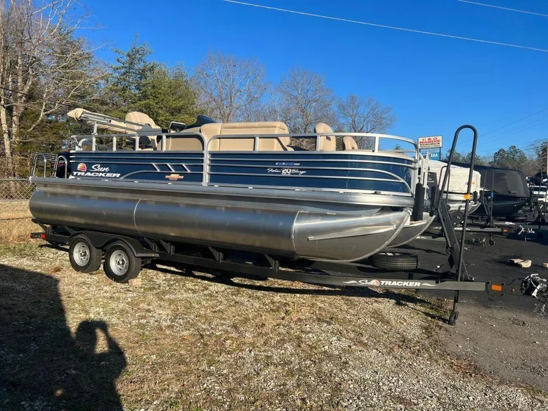 The Image of 2023 Sun Tracker FISHIN' BARGE® 20 DLX pontoon boat on a trailer. - 1