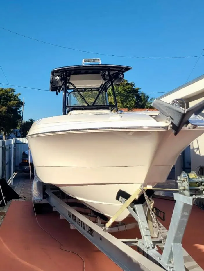 Slide: The Image of 2006 Wellcraft 310 CC boat on trailer in outdoor setting. - 2