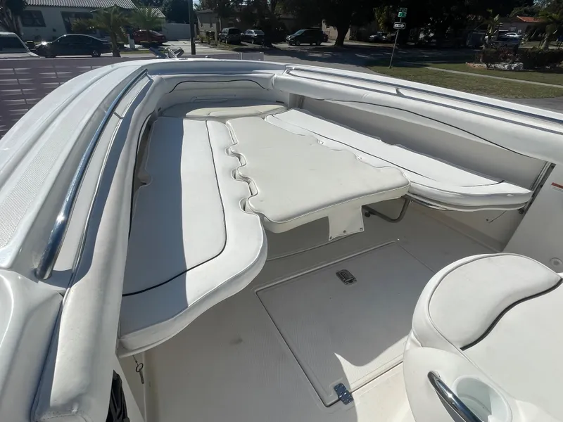 Slide: The Image of 2006 Wellcraft 310 CC boat with spacious white seating area. - 40