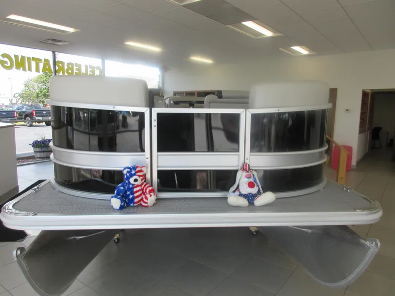 The Image of 2023 Sylvan 820 Mirage Cruise RE pontoon boat on display indoors. - 1