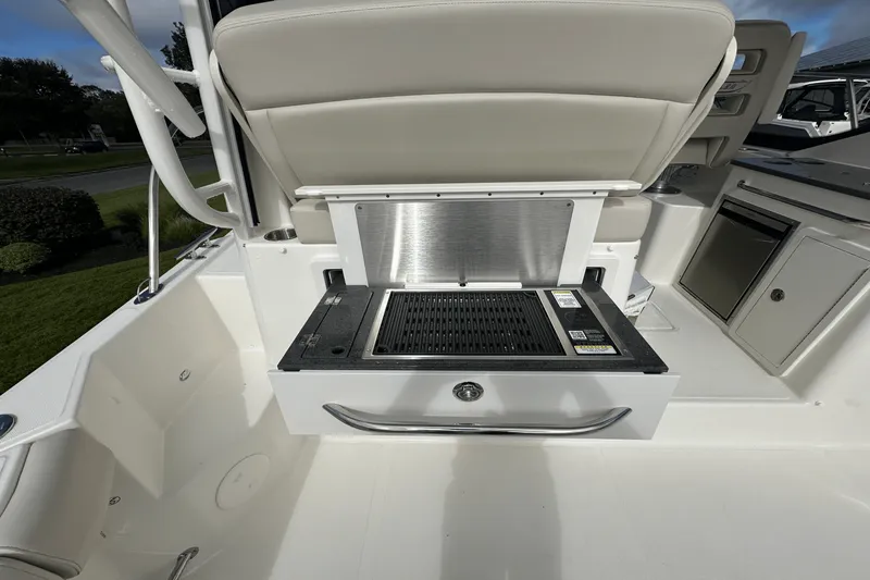 Slide: The Image of Boston Whaler 325 Conquest 2026 - 18