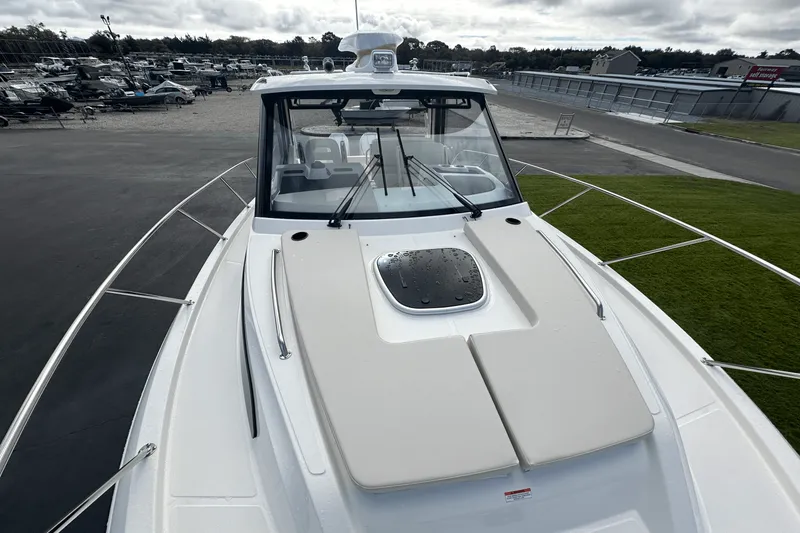 Slide: The Image of Boston Whaler 325 Conquest 2026 - 36