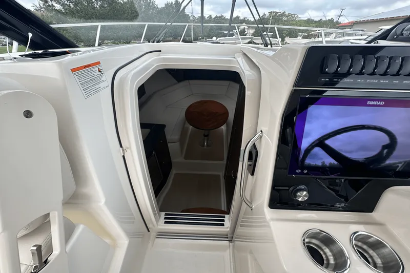 Slide: The Image of Boston Whaler 325 Conquest 2026 - 40