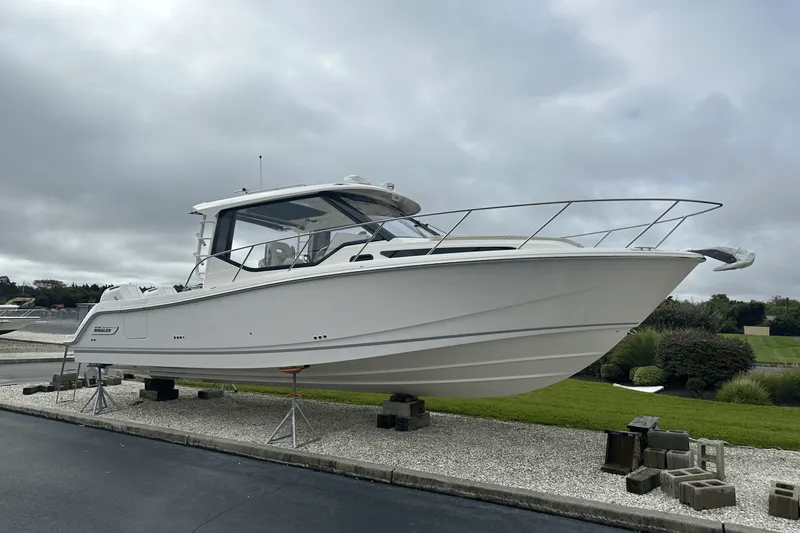 Slide: The Image of Boston Whaler 325 Conquest 2026 - 7