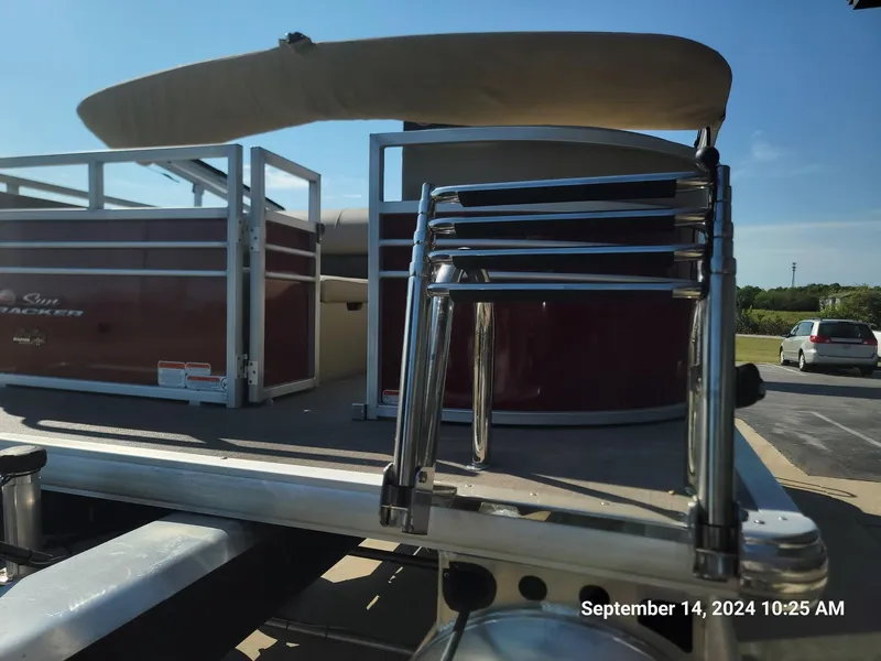 Slide: The Image of Sun Tracker Party Barge 22 RF DLX 2023 - 2