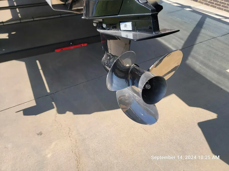 Slide: The Image of Sun Tracker Party Barge 22 RF DLX 2023 - 4