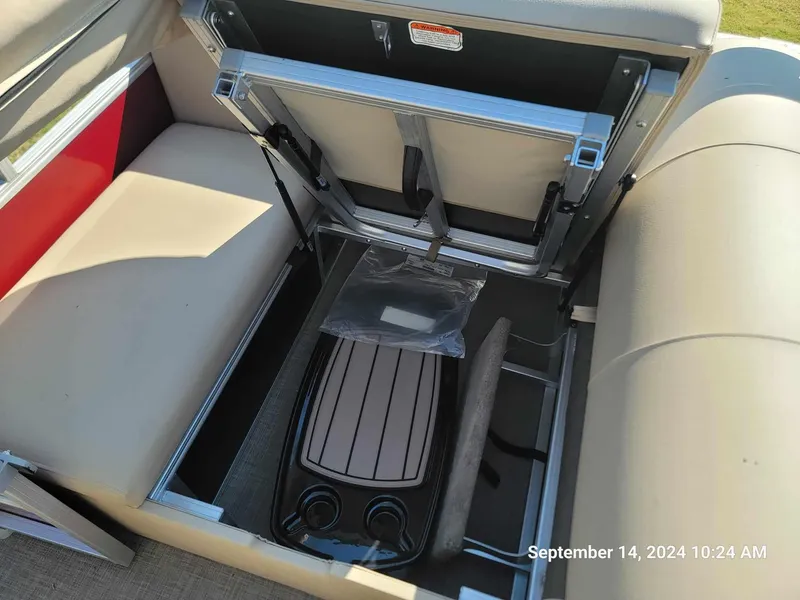 Slide: The Image of Sun Tracker Party Barge 22 RF DLX 2023 - 8