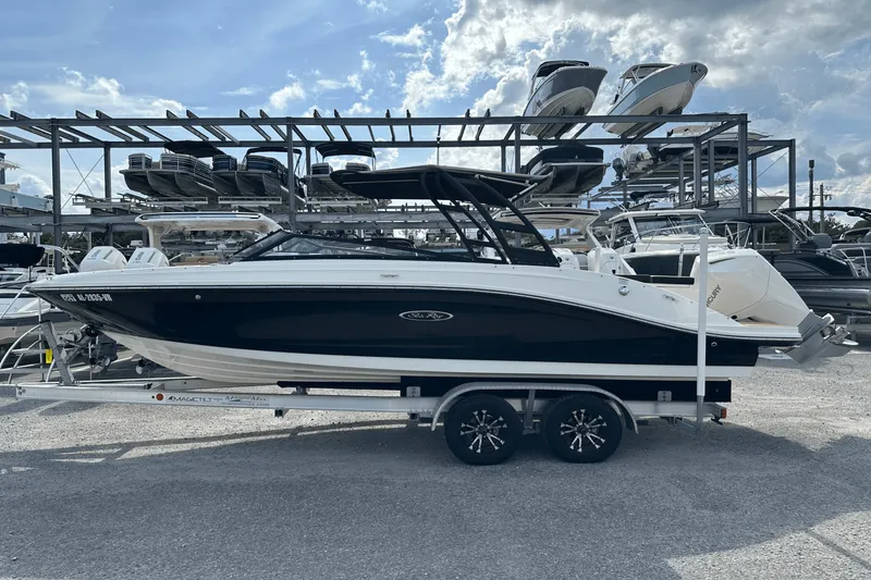 Slide: The Image of Sea Ray 230 SPX-OB 2022 - 1