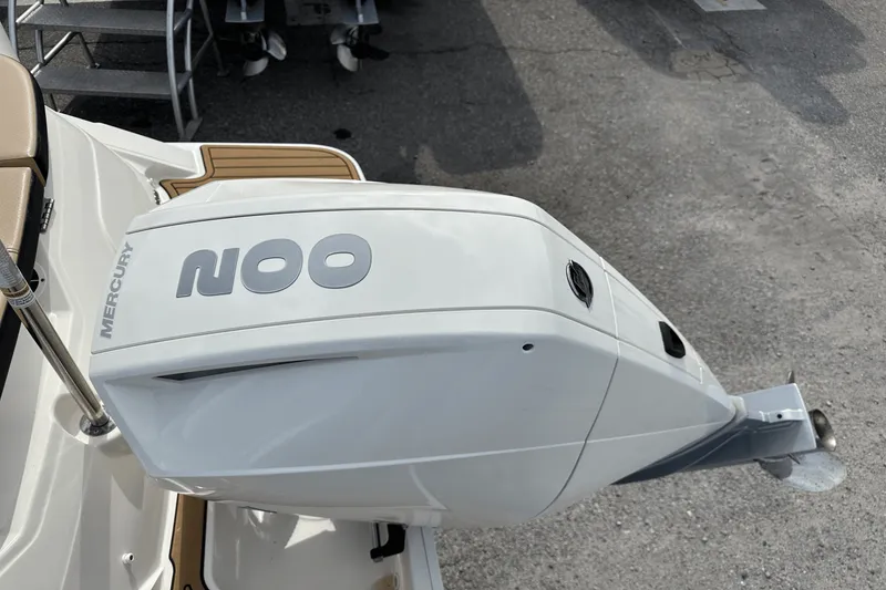 Slide: The Image of Sea Ray 230 SPX-OB 2022 - 10