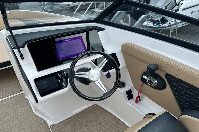 Slide: The Image of Sea Ray 230 SPX-OB 2022 - 11