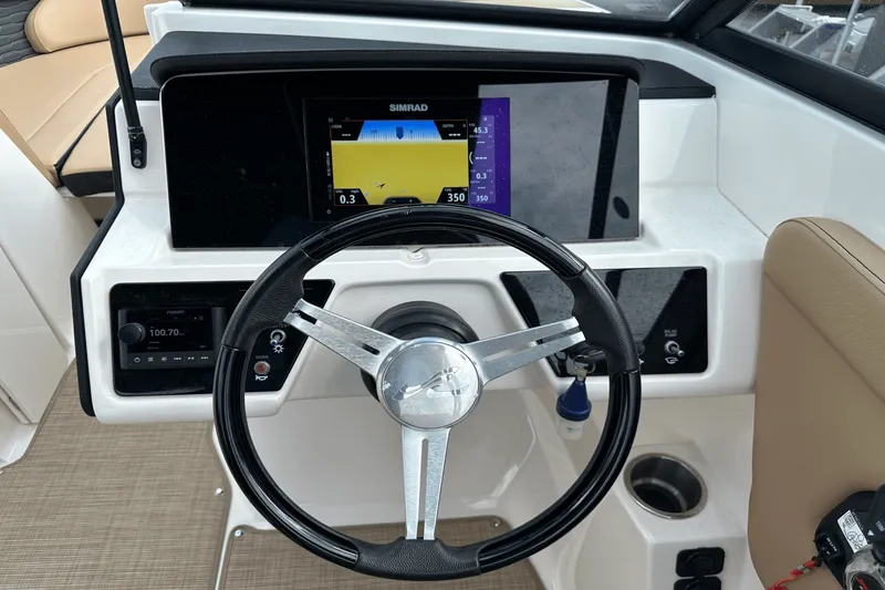 Slide: The Image of Sea Ray 230 SPX-OB 2022 - 13