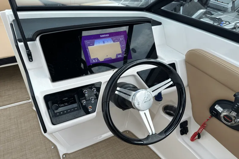 Slide: The Image of Sea Ray 230 SPX-OB 2022 - 17