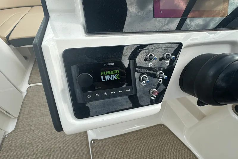 Slide: The Image of Sea Ray 230 SPX-OB 2022 - 18