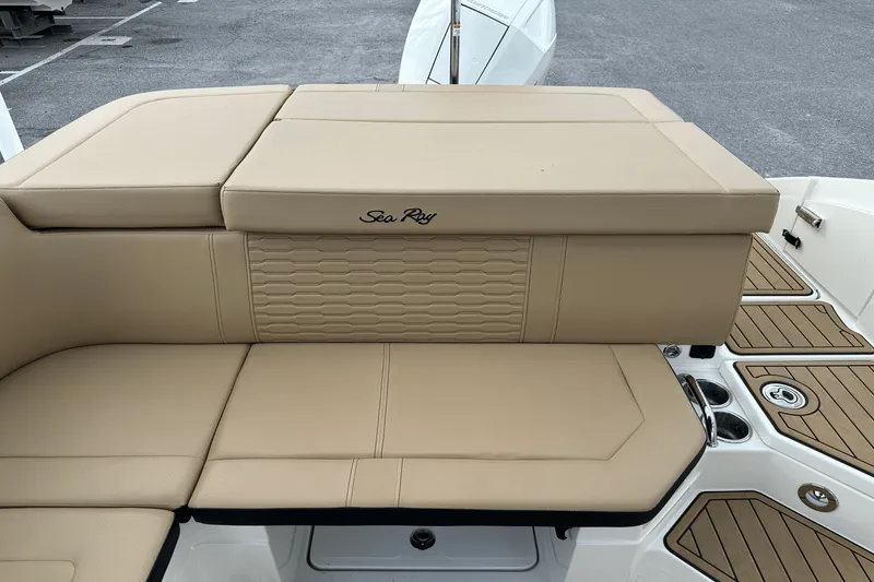 Slide: The Image of Sea Ray 230 SPX-OB 2022 - 20