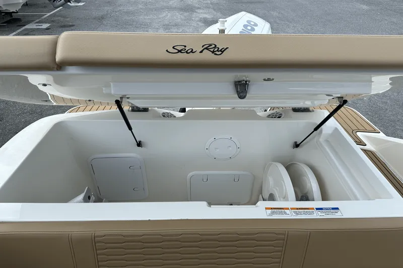 Slide: The Image of Sea Ray 230 SPX-OB 2022 - 21