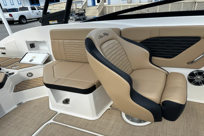 Slide: The Image of Sea Ray 230 SPX-OB 2022 - 24