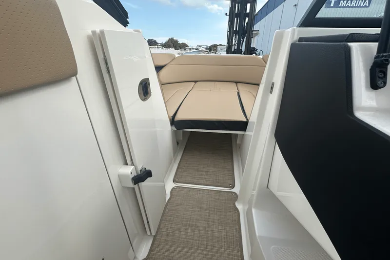 Slide: The Image of Sea Ray 230 SPX-OB 2022 - 30