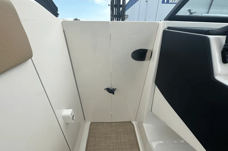 Slide: The Image of Sea Ray 230 SPX-OB 2022 - 31