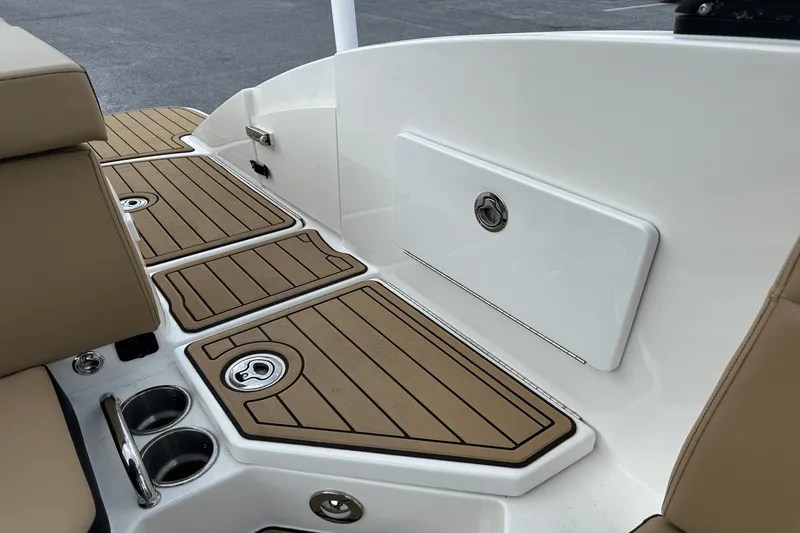 Slide: The Image of Sea Ray 230 SPX-OB 2022 - 32