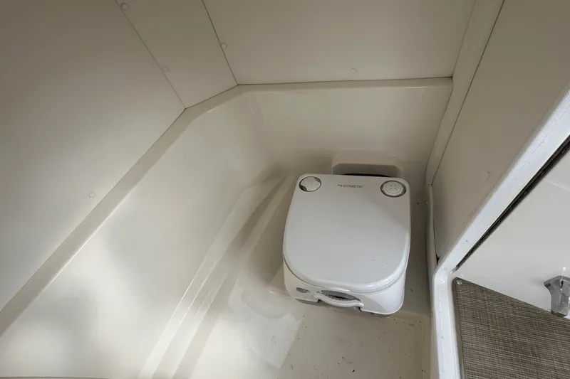 Slide: The Image of Sea Ray 230 SPX-OB 2022 - 34