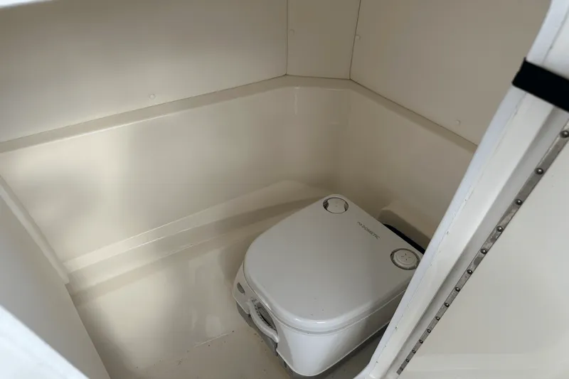 Slide: The Image of Sea Ray 230 SPX-OB 2022 - 35