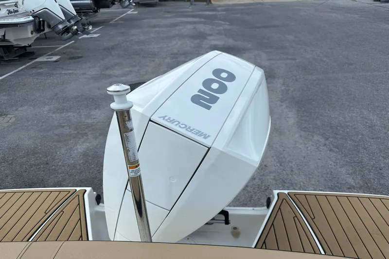 Slide: The Image of Sea Ray 230 SPX-OB 2022 - 8