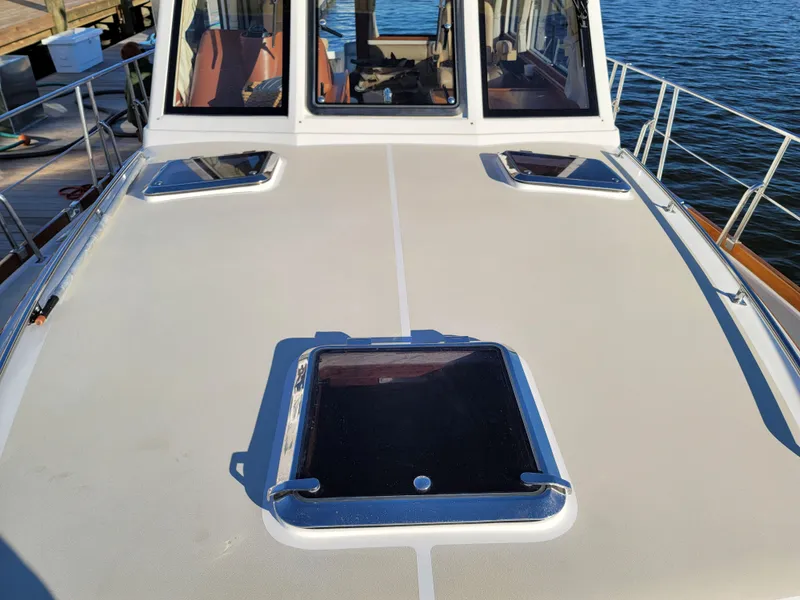 Slide: The Image of Grand Banks 39 Eastbay SX 2006 - 19