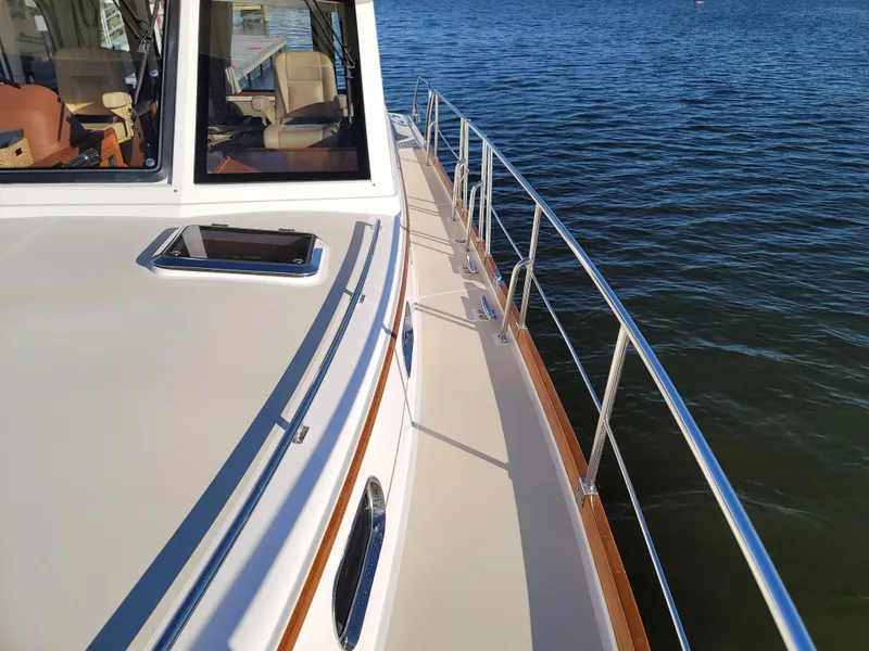 Slide: The Image of Grand Banks 39 Eastbay SX 2006 - 20