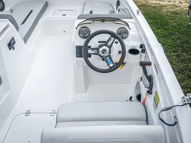 Slide: The Image of Hurricane SunDeck Sport 205 OB 2022 - 6