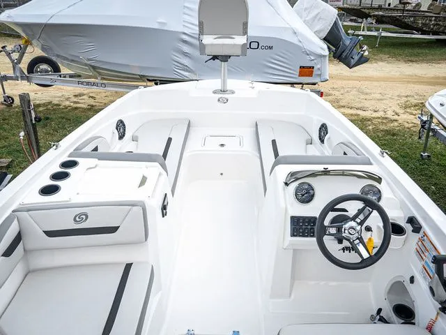 Slide: The Image of Hurricane SunDeck Sport 205 OB 2022 - 9