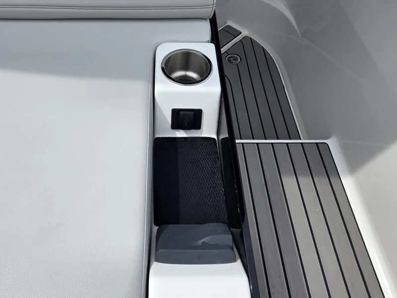 Slide: The Image of Sea Ray SLX 260 Surf 2025 - 9