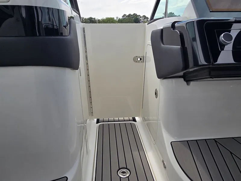Slide: The Image of Sea Ray SLX 260 Surf 2025 - 24