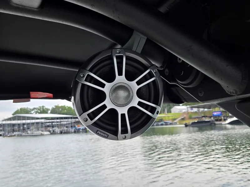 Slide: The Image of Sea Ray SLX 260 Surf 2025 - 17