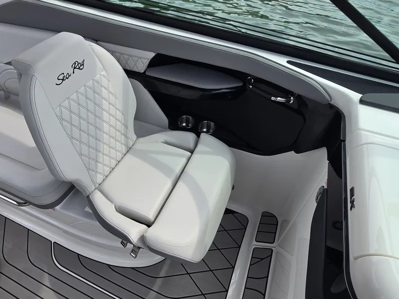 Slide: The Image of Sea Ray SLX 260 Surf 2025 - 11