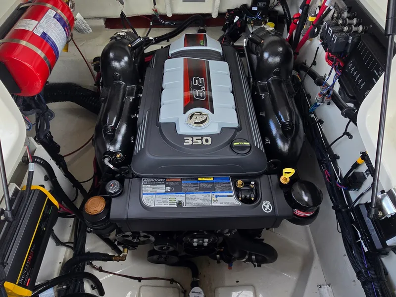 Slide: The Image of Sea Ray SLX 260 Surf 2025 - 6