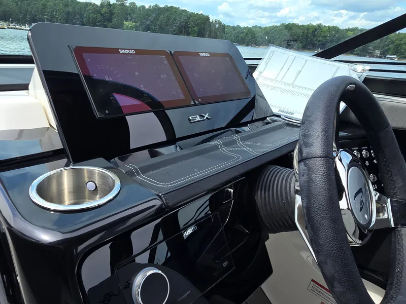 Slide: The Image of Sea Ray SLX 260 Surf 2025 - 14