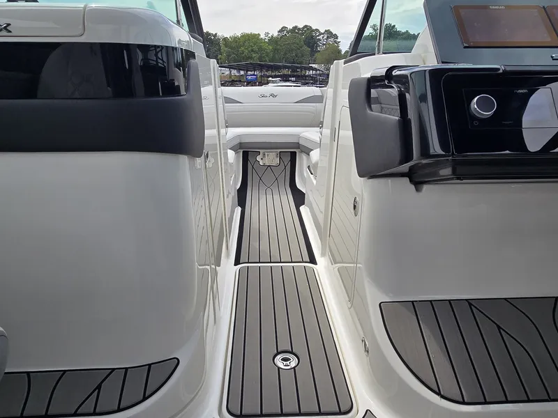 Slide: The Image of Sea Ray SLX 260 Surf 2025 - 23